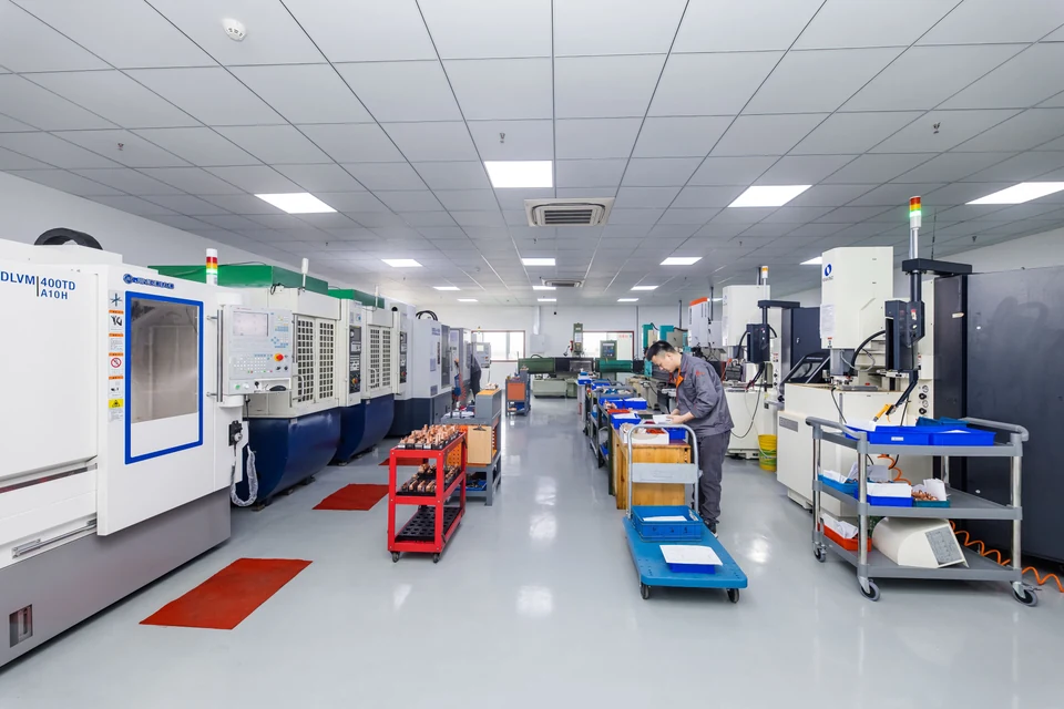 Machining equipment and an aisle in the Dongying workshop