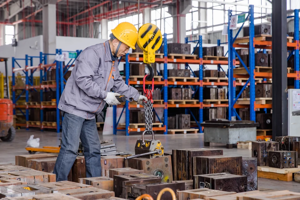 Mold handling at Dongying, with lifting equipment and mold bodies